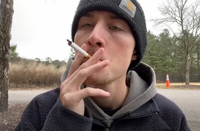 Лечение зависимости от табакокурения в Белорецке Мужчина с сигаретой делает затяжку