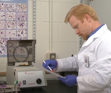 Клиника лечения наркозависимости в Белорецке Врач в кабинете клиники