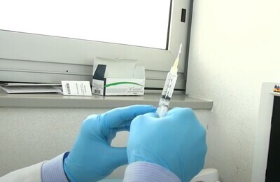 Проведение кодирования Вивитролом в Белорецке Шприц с Вивитролом в руках у врача